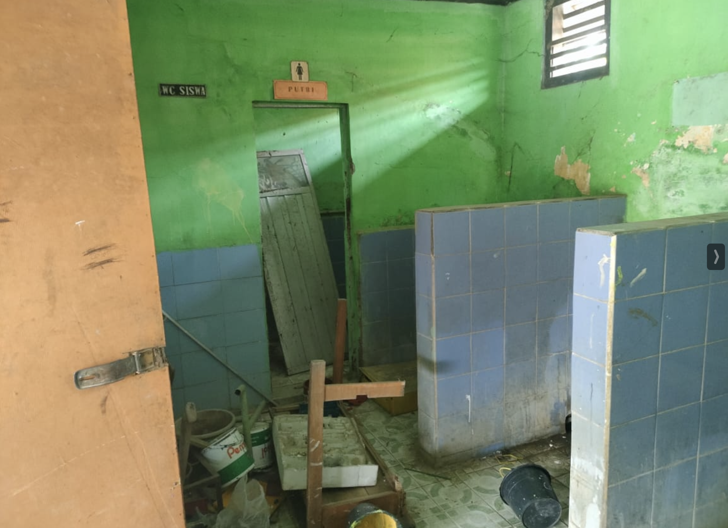 10 Door toilet facility for 1,000 student in middle school